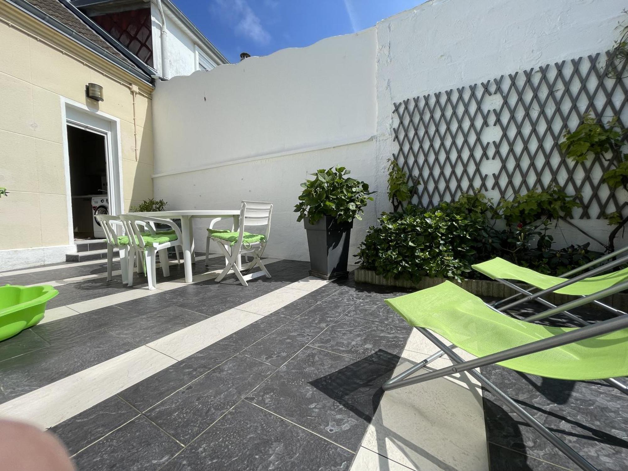 Maison 3 Chambres, Avec Terrasse Au Calme Et A 8mn A Pied ! *
