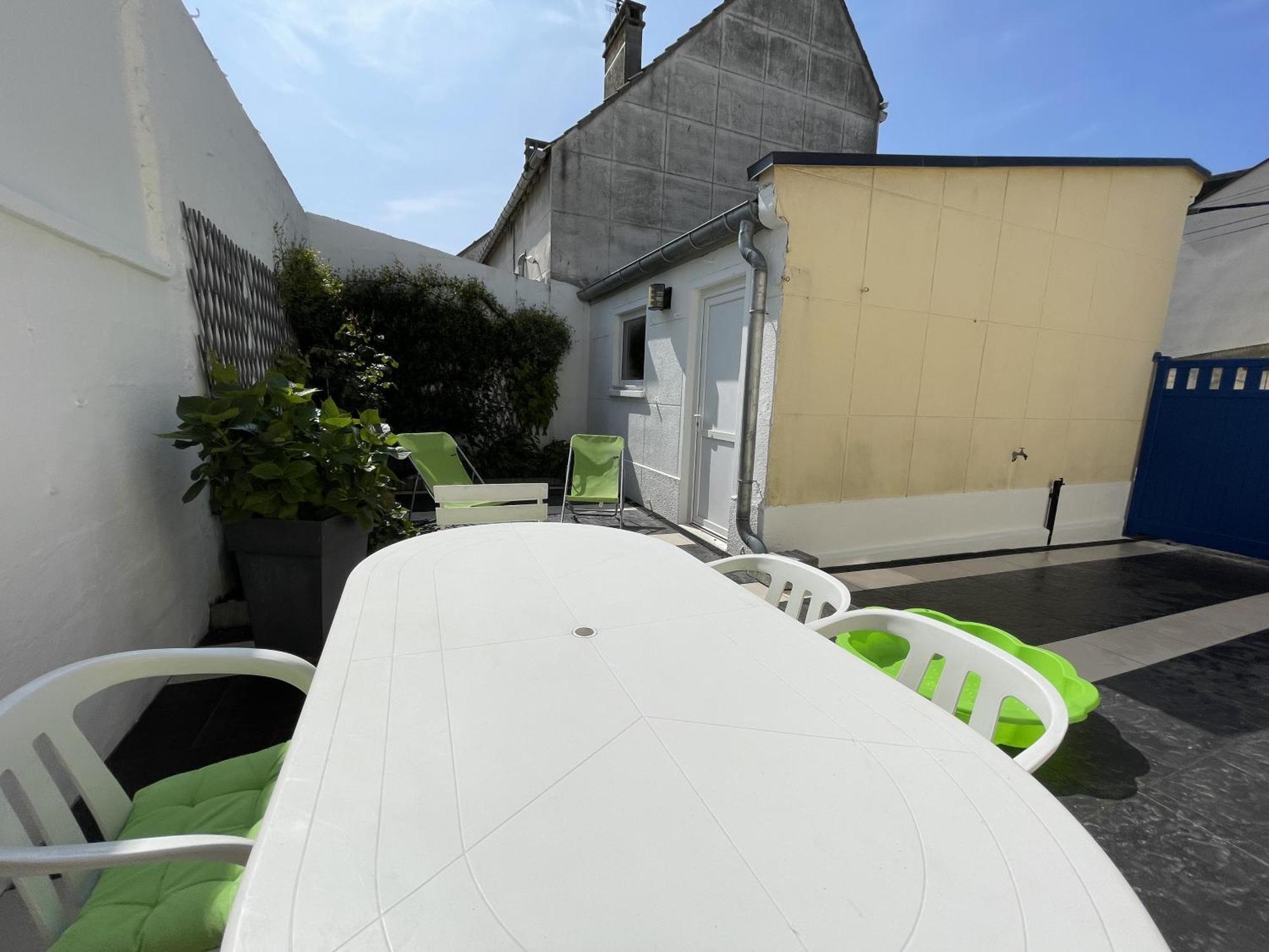 Maison 3 Chambres, Avec Terrasse Au Calme Et A 8mn A Pied ! *