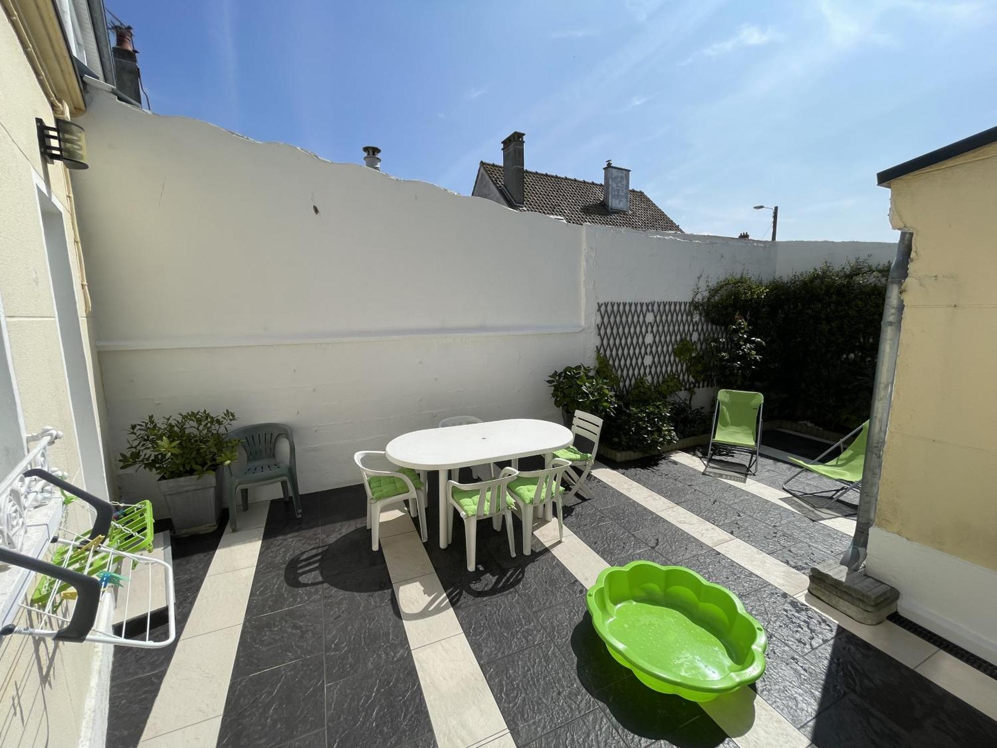 Maison 3 Chambres, Avec Terrasse Au Calme Et A 8mn A Pied ! Holiday home