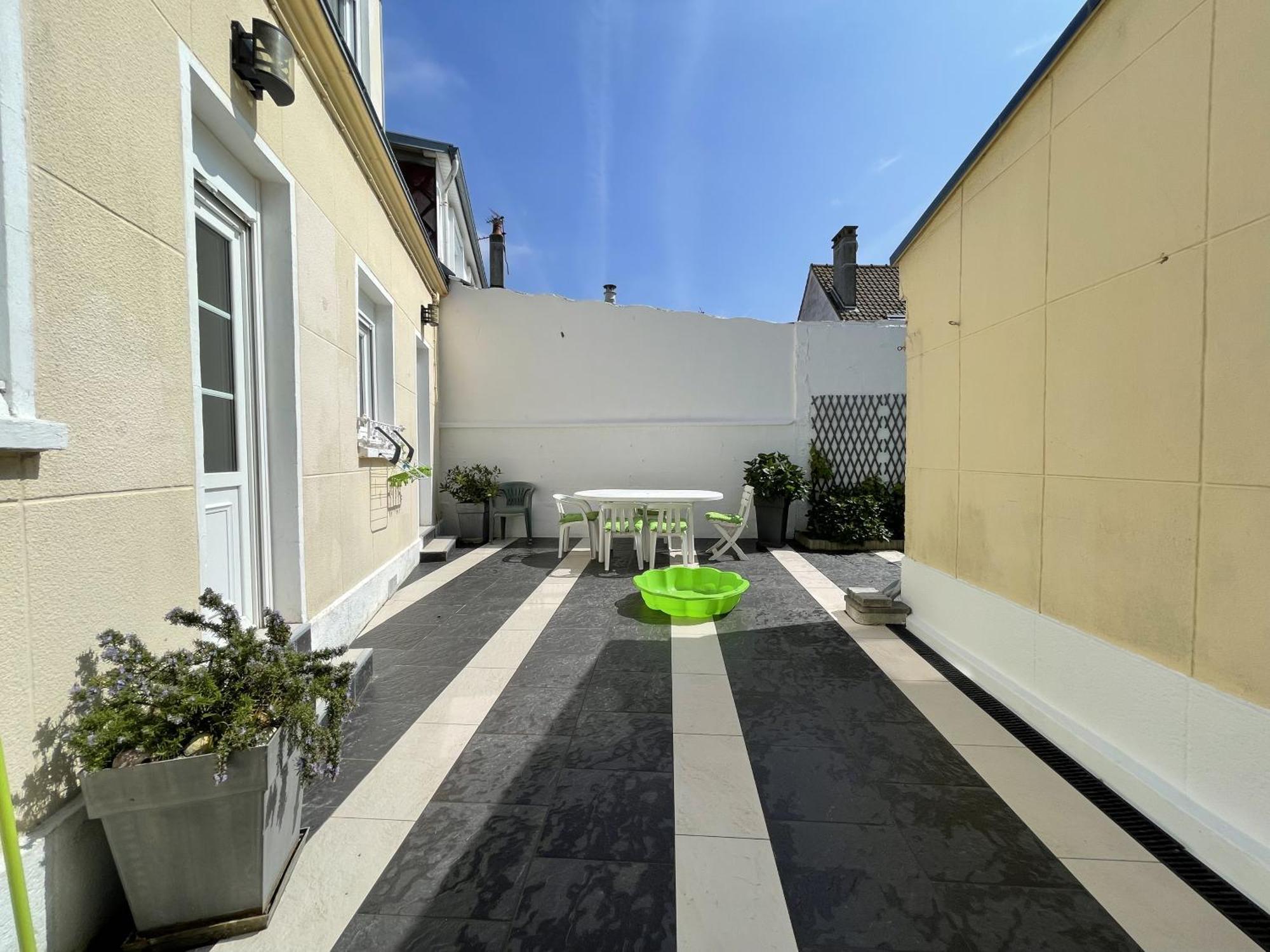 Maison 3 Chambres, Avec Terrasse Au Calme Et A 8mn A Pied ! Holiday home